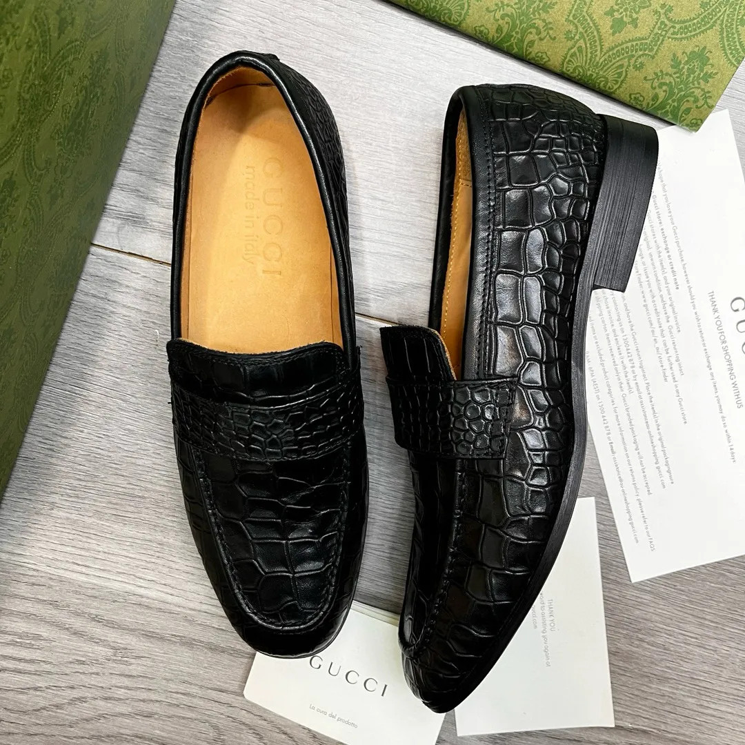 Ex-factory price: 480💰-(Gucci) men’s loafers! Genuine molded horsebit, a classic must-have for your shoe cabinet! The feet are particularly delicate! This Gucci original version is a set last, and we are consistent with the counter! Therefore, it is more comfortable in terms of last shape and comfort! Take it to the counter and compare at will! Good shoes are more than just what they make! But grasp the essence from the inside out! Material: Imported first-layer cowhide! Genuine leather outsole imported from Italy, size: 39-44 (38/45 customized, non-refundable)